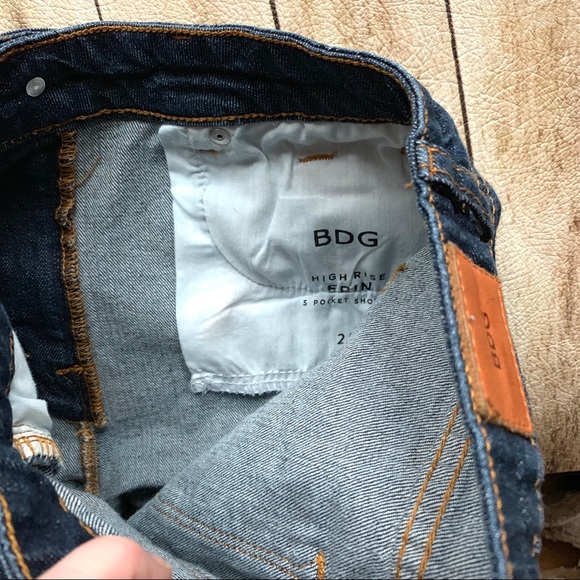 BDG High Rise Erin 5 Pocket Shortie Shorts 25 - Picture 4 of 4
